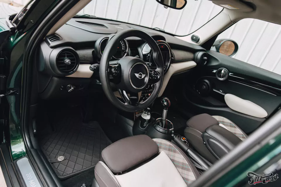 Оклеили Mini Cooper цветным полиуретаном, заменили хромированные детали, окрасили диски и суппорта, выполнили комплекс детейлинг-услуг и техническое обслуживание
